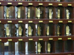 Das Foto zeigt Zimmerschlüssel an einer Hotelrezeption