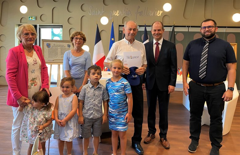 Simone Bacconnier mit den Urenkeln, Dr. Jelena Hofmann, Michel Bacconnier, Dr. Albrecht Eitz und Waldemar Gogel bei der Ehrung