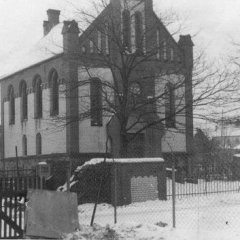 Foto der Seitenansicht der Alten Synagoge mit Mikwe