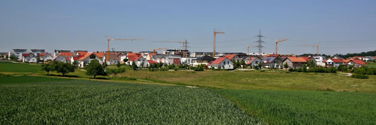 Das Bild zeigt ein Neubaugebiet.