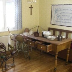 Foto einer Küche und eines Esstischs, die im Heimatmuseum nachgebildet sind