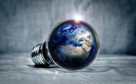Energiesparen Foto einer Glühbirne mit Weltkugel