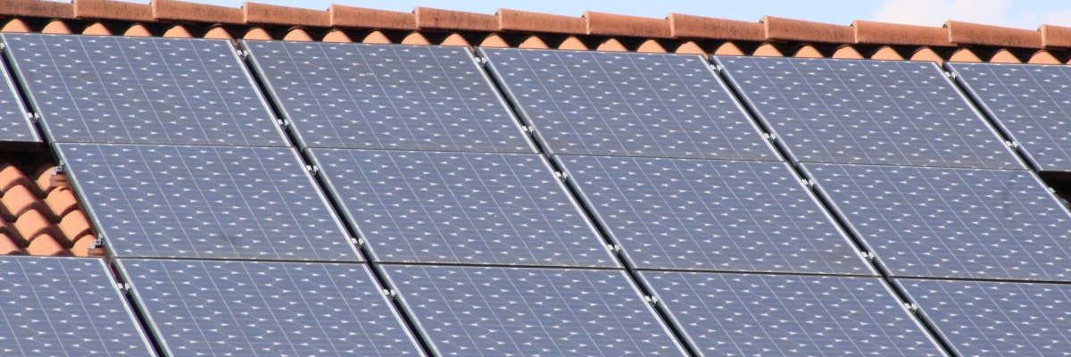 Foto einer Solaranlage auf einem Hausdach