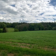 Das Bild zeigt die Visualisierung möglicher Windkraftanlagen am Feldrand nahe Spielplatz Kirschhohl.