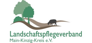 Foto des Logos vom Landschaftspflegeverband Main-Kinzig-Kreis e. V., das Logo zeigt zwei angedeutete Hügel auf denen zwei Bäume und ein Busch stehen und ein grasendes Schaf