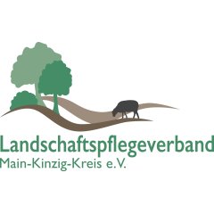 Foto des Logos vom Landschaftspflegeverband Main-Kinzig-Kreis e. V., das Logo zeigt zwei angedeutete Hügel auf denen zwei Bäume und ein Busch stehen und ein grasendes Schaf
