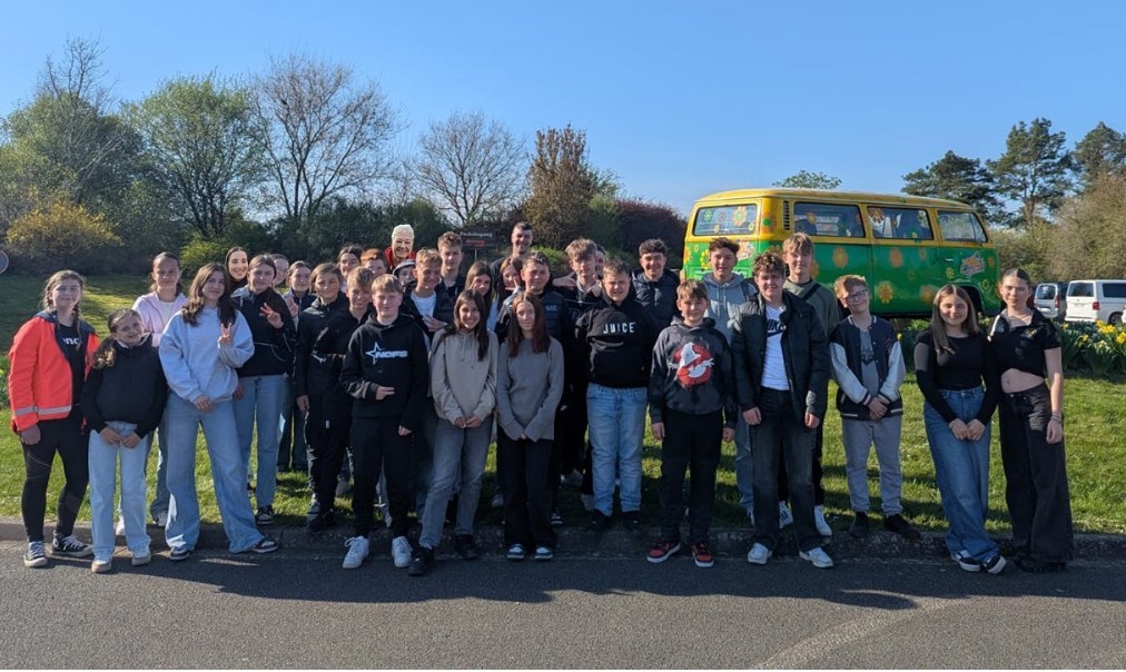 Jugendbetreuerin aus Hasselroth, Frau Beatrice Astrid Hechler und der Jugendbetreuer aus Freigericht, Herr Frederik John sowie Jugendliche aus den Gemeinden Hasselroth und Freigericht Jugendbetreuerin aus Hasselroth Frau Beatrice Astrid Hechler und der Jugendbetreuer aus Freigericht Herr Frederik John sowie Jugendliche aus den Gemeinde Hasselroth und Freigericht vor grüner Wiese mit Flowerpower Bus