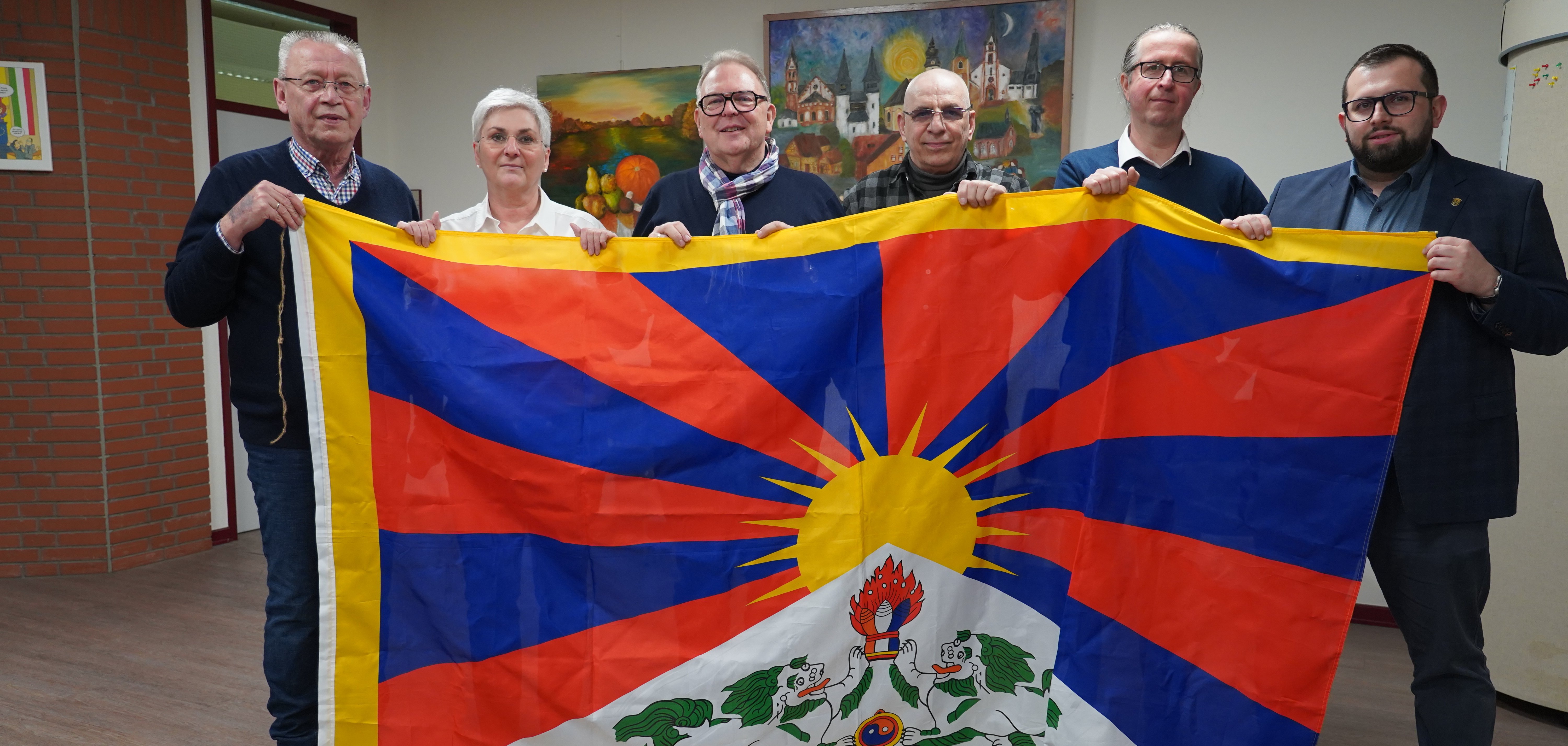 Der Gemeindevorstand mit der Tibet-Flagge.