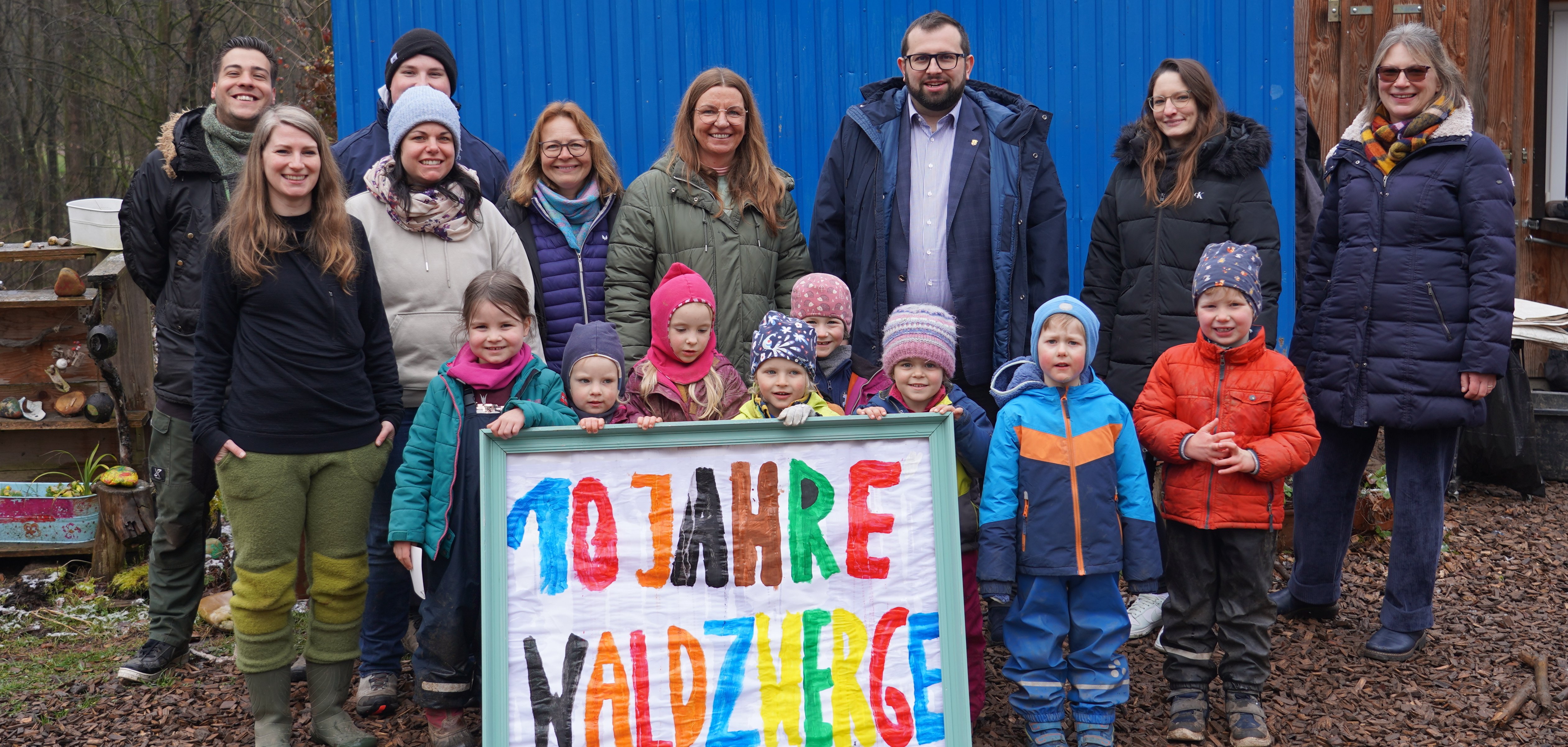 Das Kita-Team feiert gemeinsam mit den Kindern und Bürgermeister Waldemar Gogel 10 Jahre Waldkindergarten in Somborn.