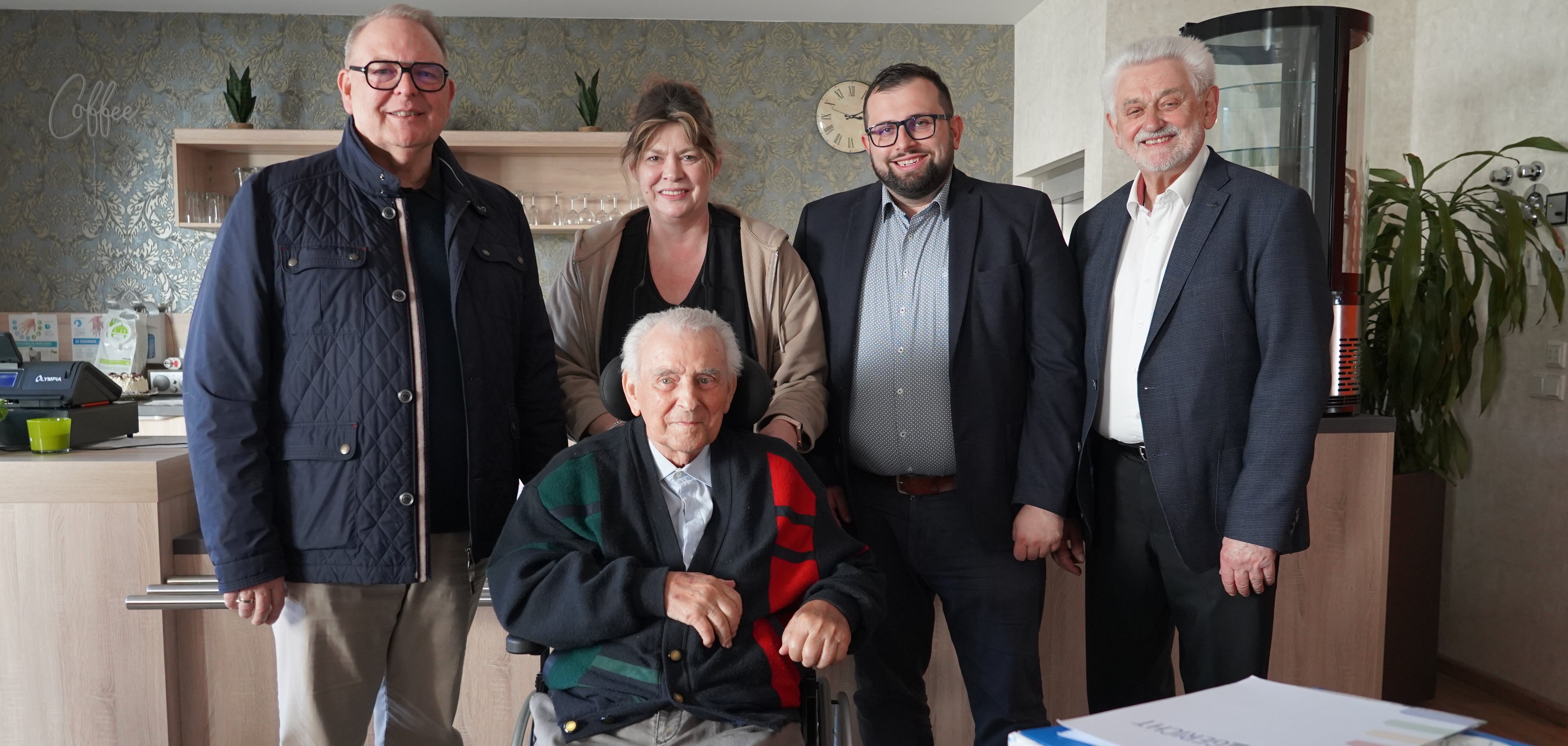 Emil Höfler feiert seinen 102. Geburtstag mit zahlreichen Gratulanten.