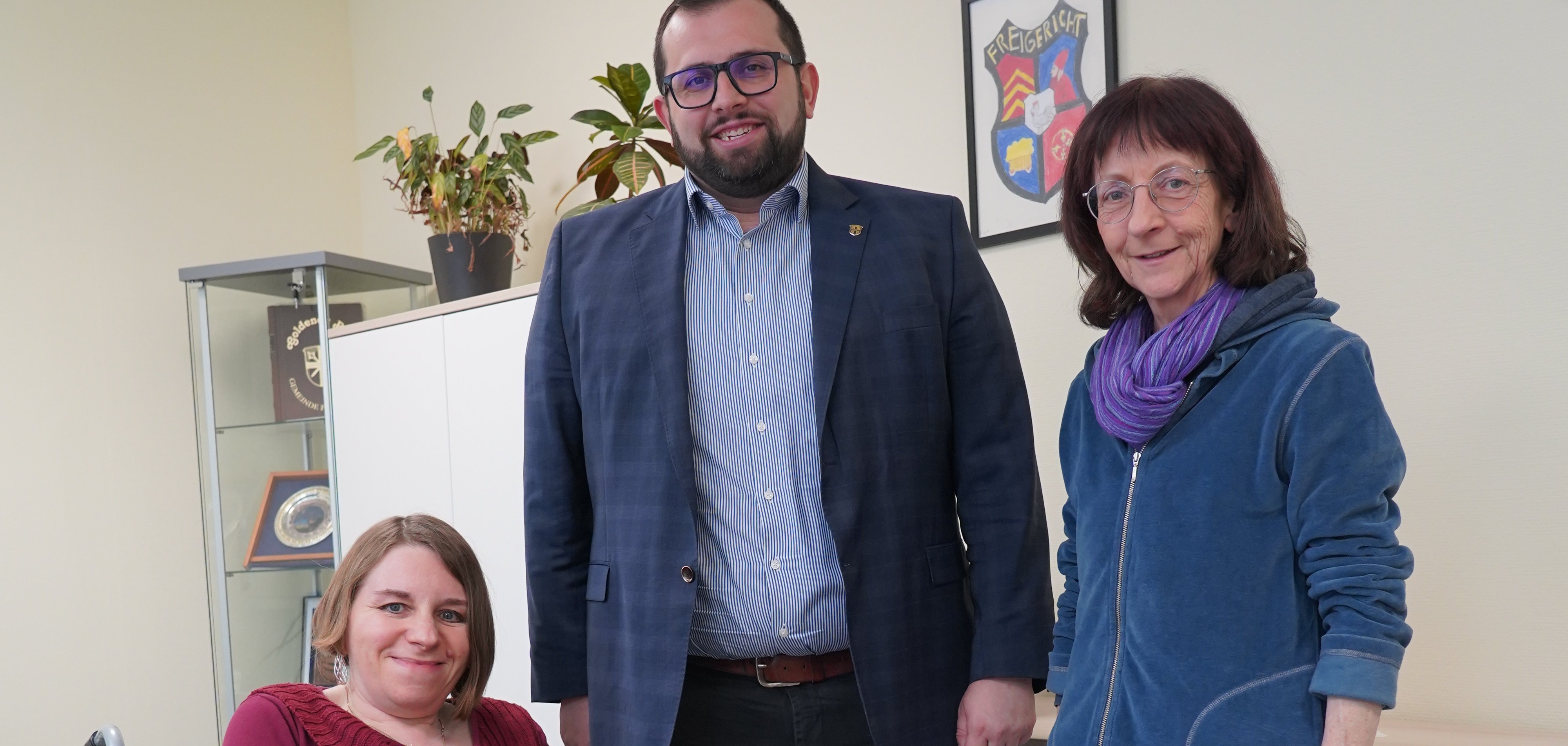 Die Vorsitzende des Kunst- und Kulturvereins Kaleidoskop Freigericht, Anita Pappert-Tichy (rechts), beim Kennenlerngespräch im Rathaus mit Bürgermeister Waldemar Gogel und Sandra Grüb vom Veranstaltungsbüro der Gemeinde.