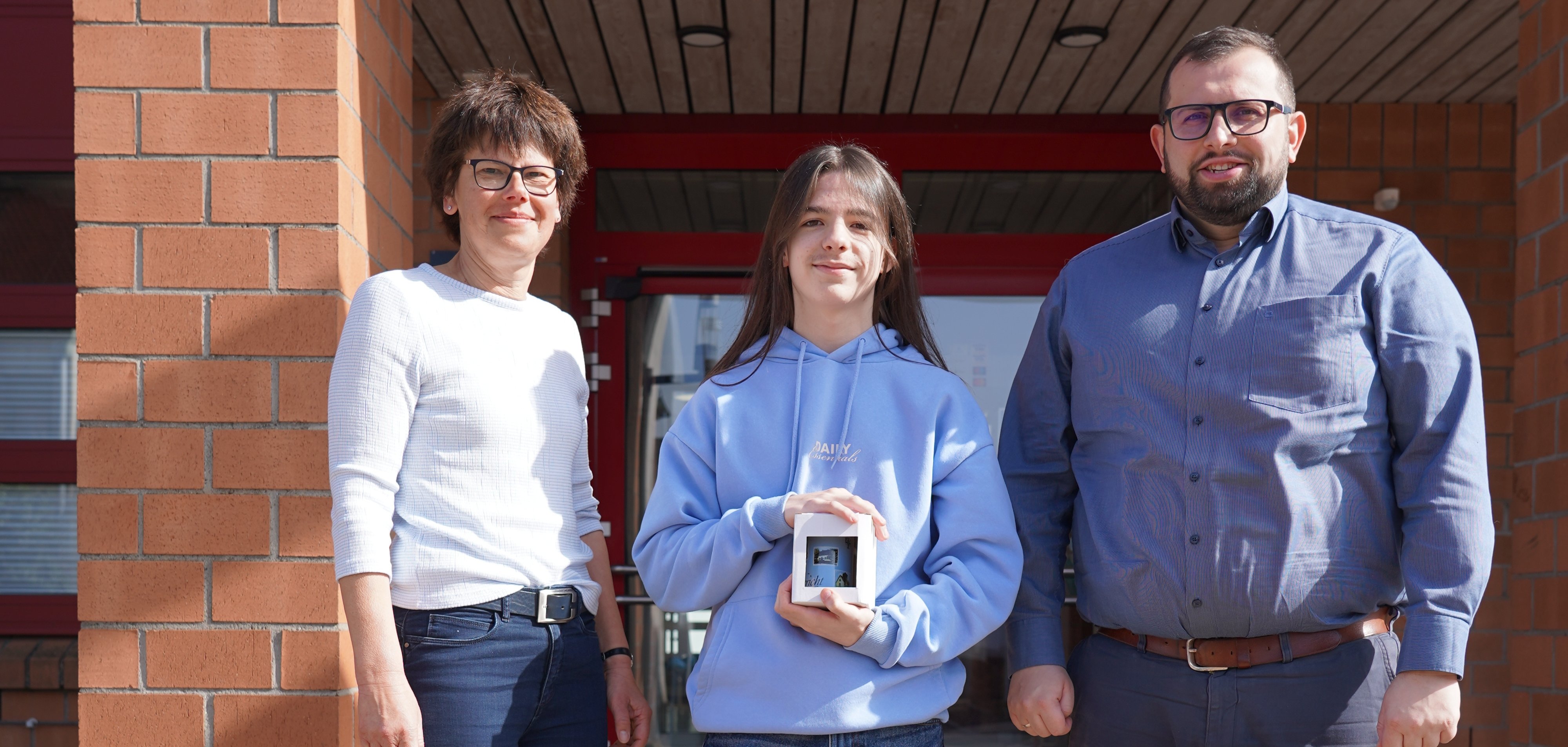 Bürgermeister Waldemar Gogel und Hauptamtsleiterin Diana Schöpf verabschieden den Schülerpraktikanten Victor Daniel Lage-Pelaez.