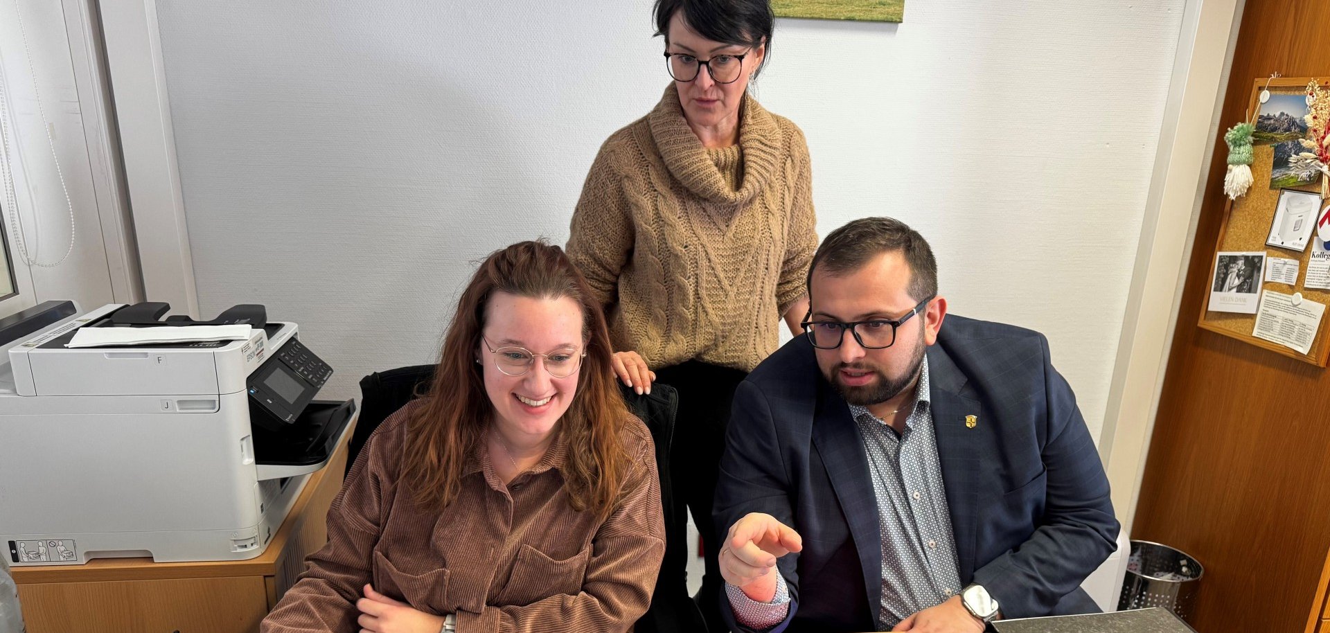 Bürgermeister Waldemar Gogel beantragt mit Unterstützung von Katrin Hundsnurscher (links) und Heike Weber aus dem Bürgerbüro einen Personalausweis