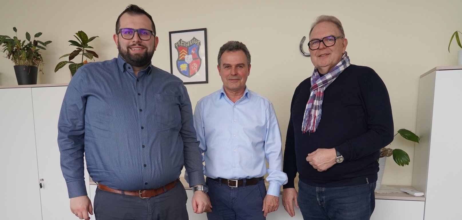 Bürgermeister Waldemar Gogel (links) und Erster Beigeordneter Heinz Höfler (rechts) im Austausch mit dem Geschäftsführer der KVG Main-Kinzig mbH, Rüdiger Krenkel.