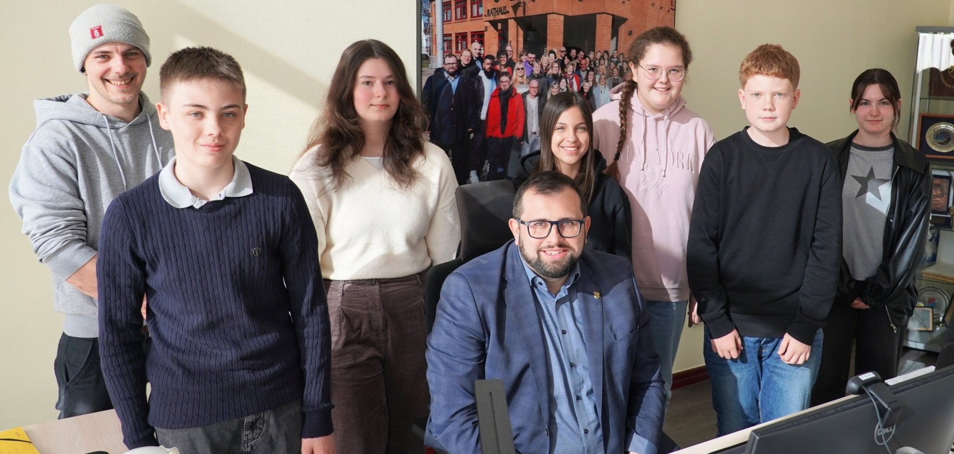 Der Bürgermeister mit den Schülerinnen und Schülern.