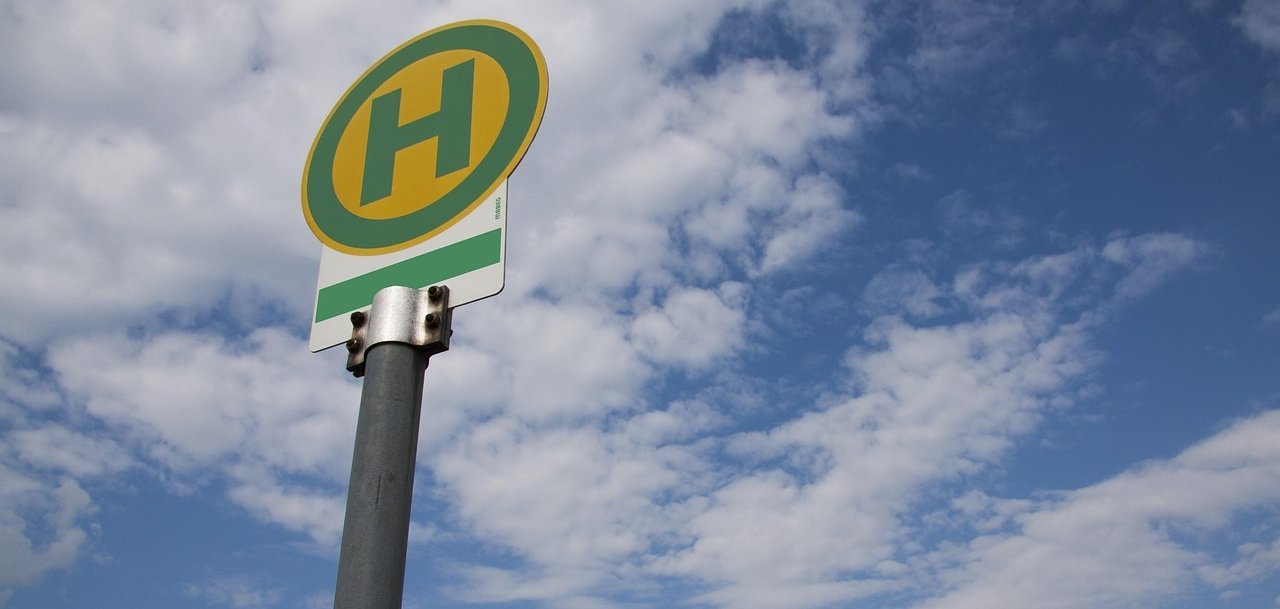 Das Schild Bushaltestelle