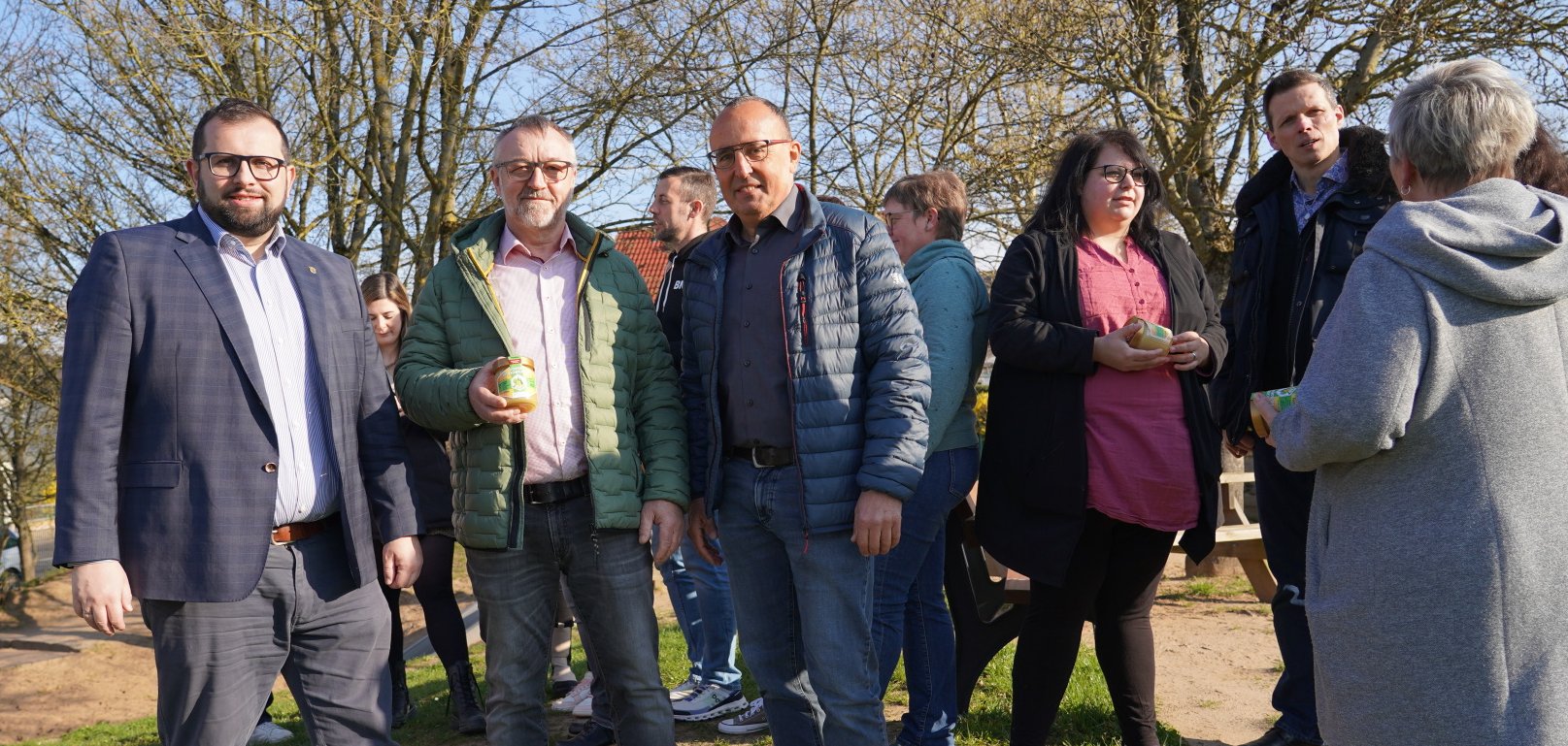 Zur Honigübergabe trafen sich Bürgermeister Waldemar Gogel und Ordnungsamtsleiter Peter Betz mit dem Vorsitzenden des Freigerichter Imkervereins Walter Vorreiter in der Kita Schatzkiste.