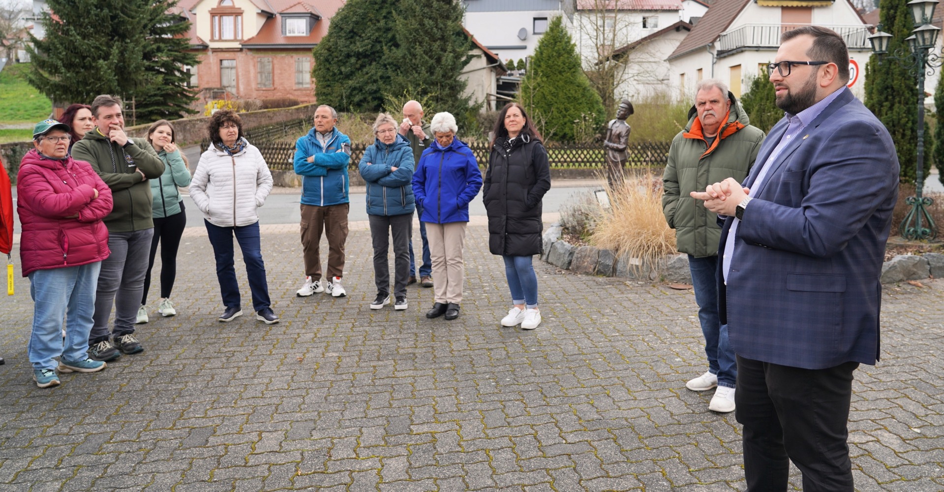 Das neue Format der Bürgermeistersprechstunde machte kürzlich Station in Horbach. Am Donnerstag, 15. Mai 2025, steht Bürgermeister Waldemar Gogel auf dem Rathausplatz für Gespräche mit den Bürgerinnen und Bürgern bereit.