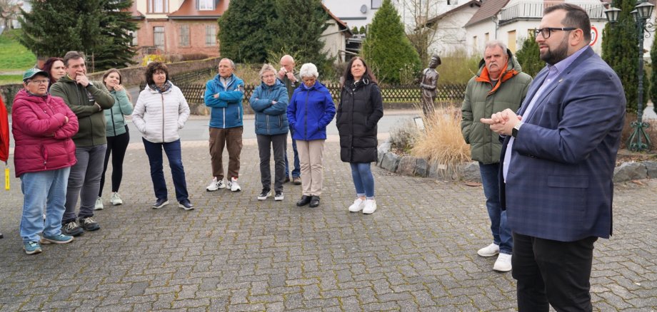 Das neue Format der Bürgermeistersprechstunde machte kürzlich Station in Horbach. Am Donnerstag, 15. Mai 2025, steht Bürgermeister Waldemar Gogel auf dem Rathausplatz für Gespräche mit den Bürgerinnen und Bürgern bereit.