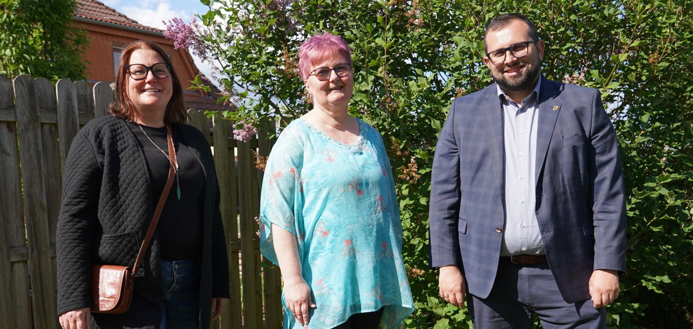 Die beiden Organisatorinnen des Freigerichter Hofflohmarkt-Tags, Jennifer Miller-Lasik (links) und Marita Schneider, mit Bürgermeister Waldemar Gogel. Die beiden Organisatorinnen des Freigerichter Hofflohmarkt-Tags, Jennifer Miller-Lasik (links) und Marita Schneider, mit Bürgermeister Waldemar Gogel.