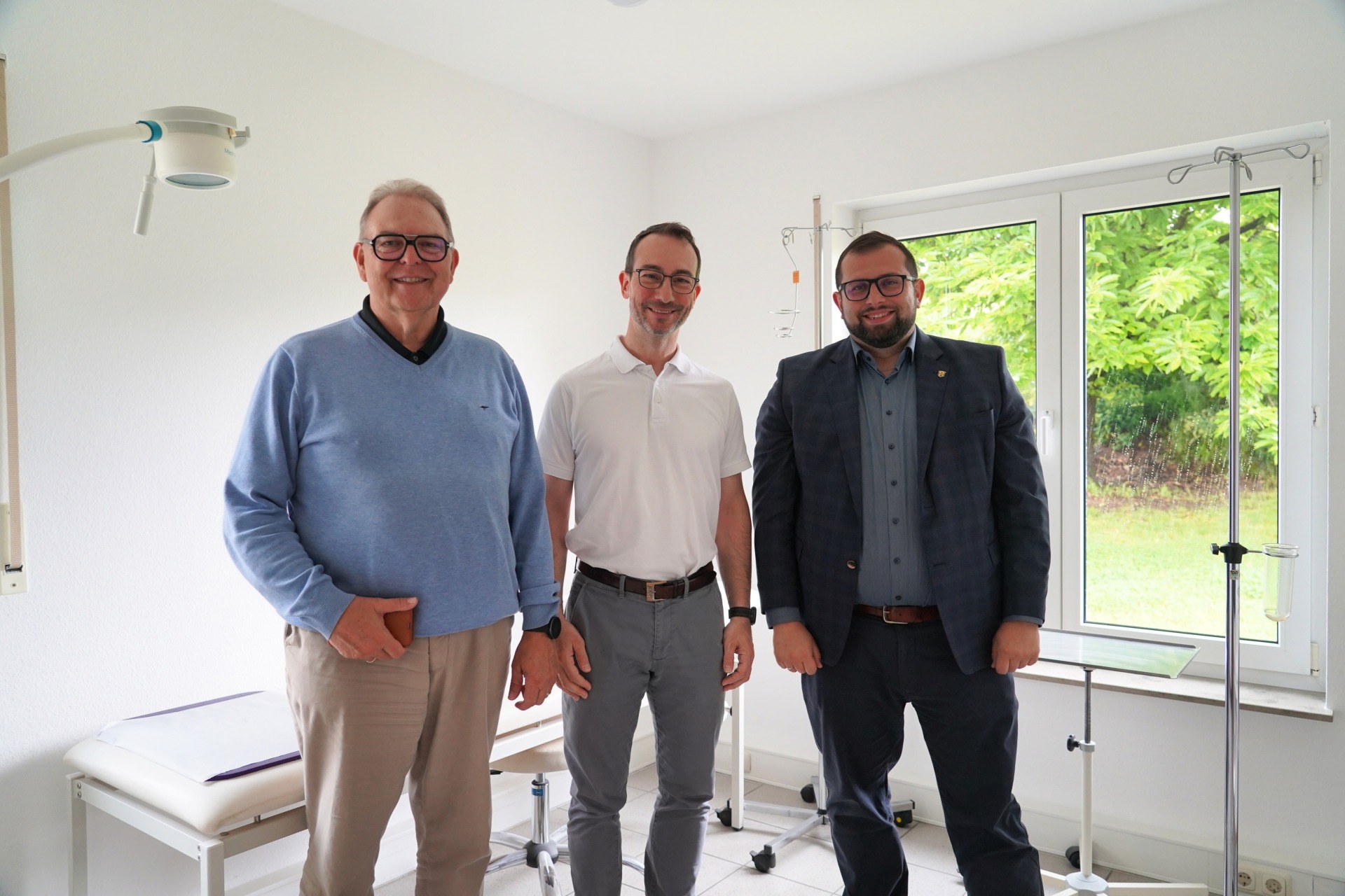 Freude über die bevorstehende Eröffnung der Hausarztpraxis in Altenmittlau: Allgemeinmediziner Stefan Burow (Mitte) mit Bürgermeister Waldemar Gogel (rechts) und dem Ersten Beigeordneten Heinz Höfler.
