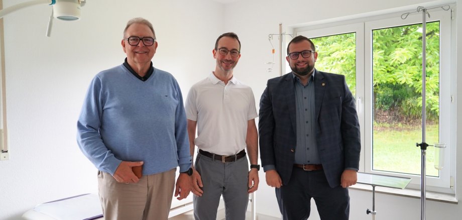 Freude über die bevorstehende Eröffnung der Hausarztpraxis in Altenmittlau: Allgemeinmediziner Stefan Burow (Mitte) mit Bürgermeister Waldemar Gogel (rechts) und dem Ersten Beigeordneten Heinz Höfler.