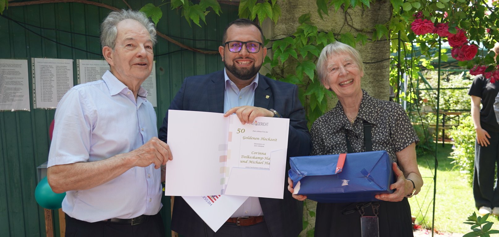 Freuen sich über die Glückwünsche des Bürgermeisters: Corinna Delkeskamp-Hayes und Michael Hayes 