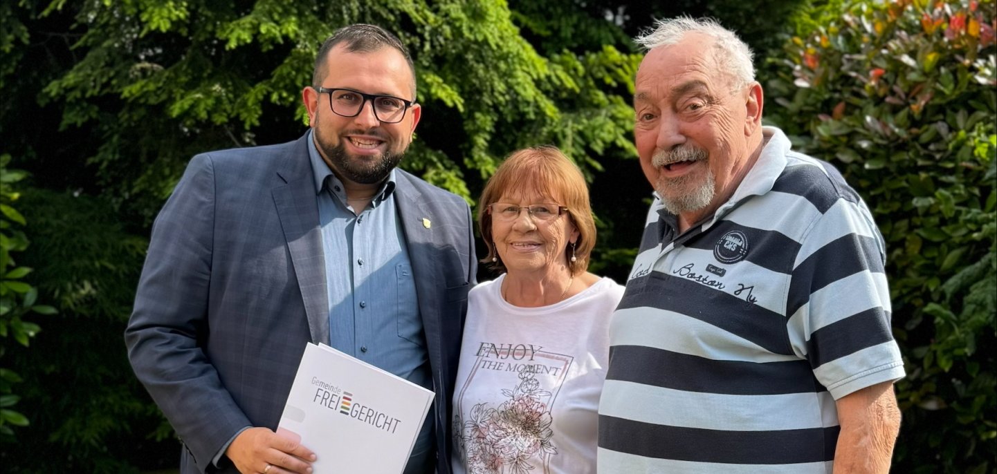 Feiern Diamantene Hochzeit: Das Ehepaar Ross mit dem Bürgermeister.