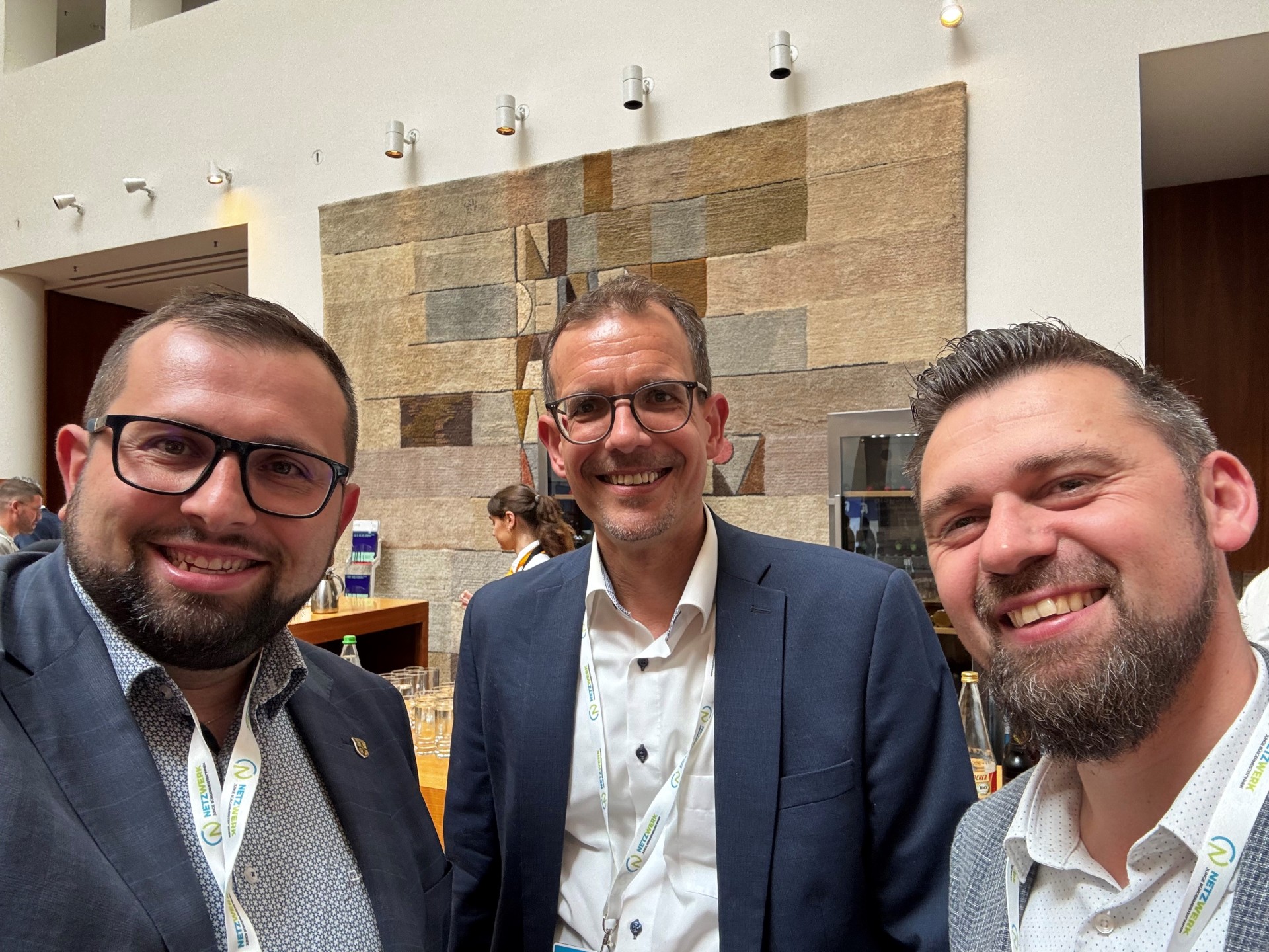 Bürgermeister Waldemar Gogel (links) mit seinen Amtskollegen Carsten Ulrich, ehemaliger Bürgermeister der Gemeinde Sinntal (Mitte) und Thomas Henfling, amtierender Sinntaler Bürgermeister 