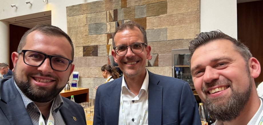Bürgermeister Waldemar Gogel (links) mit seinen Amtskollegen Carsten Ulrich, ehemaliger Bürgermeister der Gemeinde Sinntal (Mitte) und Thomas Henfling, amtierender Sinntaler Bürgermeister 