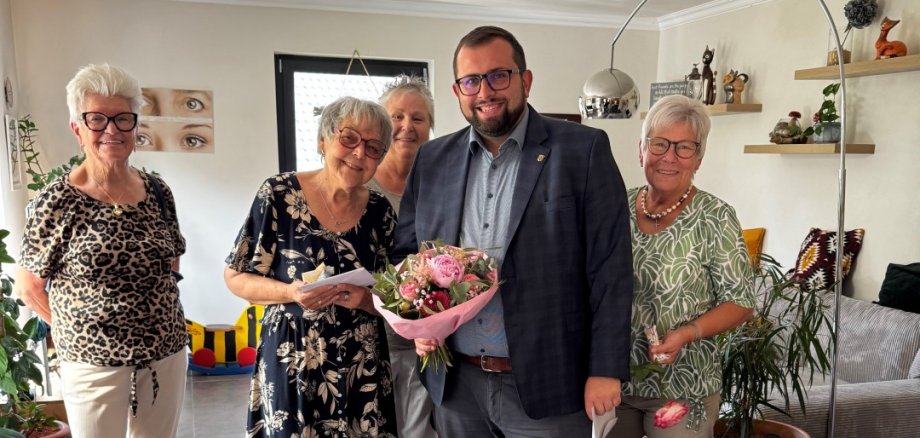 Jubilarin Anne Vinz und Bürgermeister Waldemar Gogel im Kreise ihrer Lieben