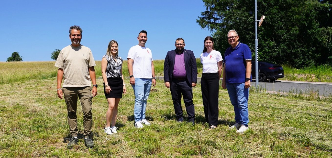 Vor Ort am Schützenweg in Somborn: (von links) Investor Daniel Baumann, Tina Ruzsicska, Leiterin der Finanzverwaltung, Patrick Kremer, Geschäftsführer der Tagespflege Kremer GmbH, Bürgermeister Waldemar Gogel, Julia Schneider, Assistenz der Geschäftsführung und Strategische Entwicklung der Tagespflege Kremer GmbH, sowie Erster Beigeordneter Heinz Höfler. Nicht im Bild, aber maßgeblich beteiligt: Investor Uwe Höfler, der zeitgleich den Notarvertrag zum Grundstückserwerb unterzeichnete. 