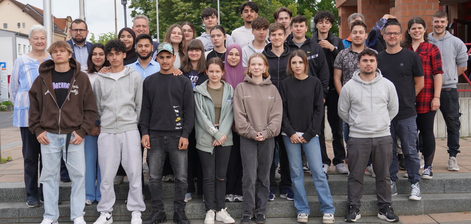 Haben erfolgreich am Bewerbungstraining teilgenommen: Schülerinnen und Schüler der neunten Klassen der Kopernikusschule mit Bürgermeister Waldemar Gogel (Freigericht) und Bürgermeister Matthias Pfeifer (Hasselroth). 