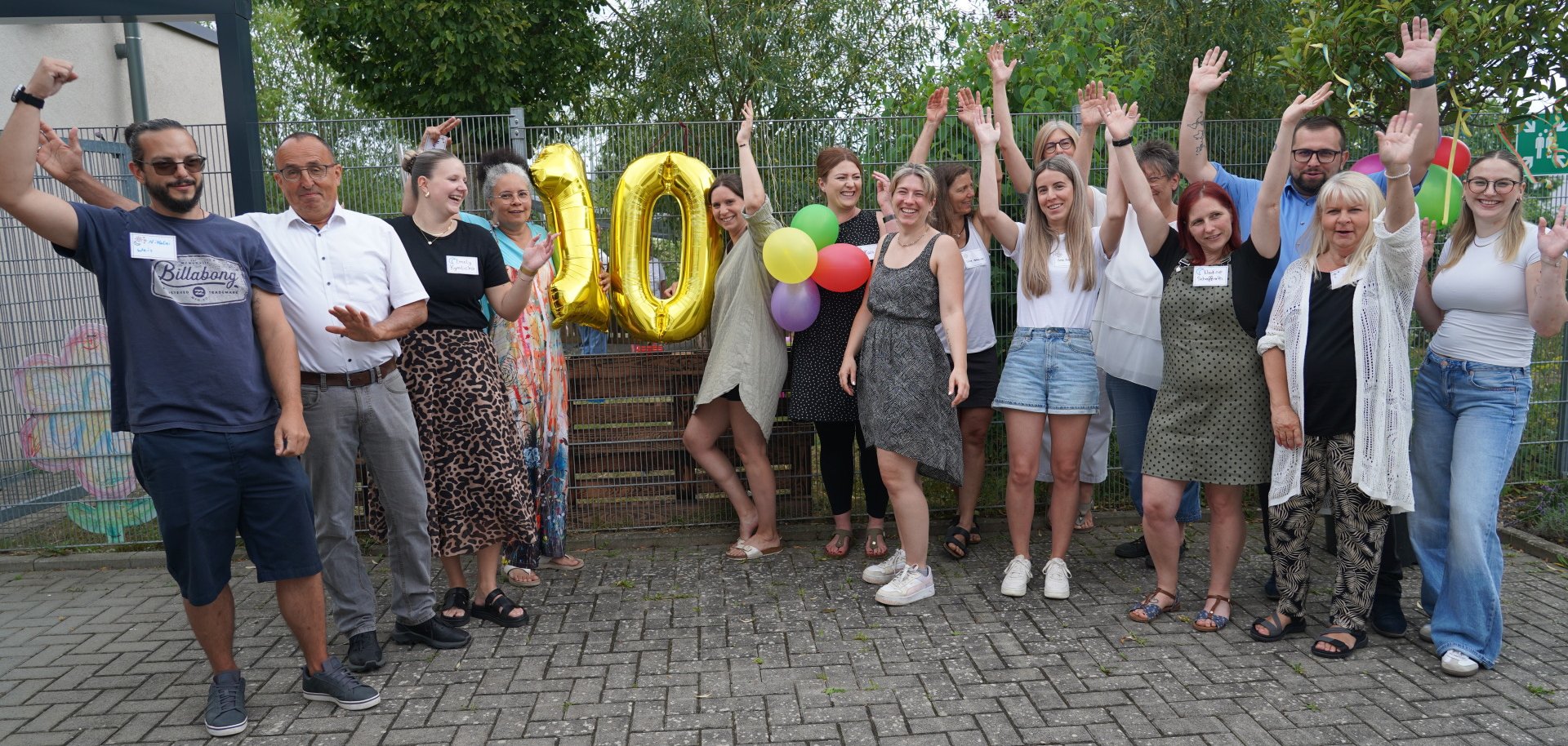 Gute Laune bei den Erzieherinnen und Erzieher der Krippe Himmelszelt auf dem Jubiläumsfest, bei dem auch Bürgermeister Waldemar Gogel zum Gratulieren vorbeischaute. 