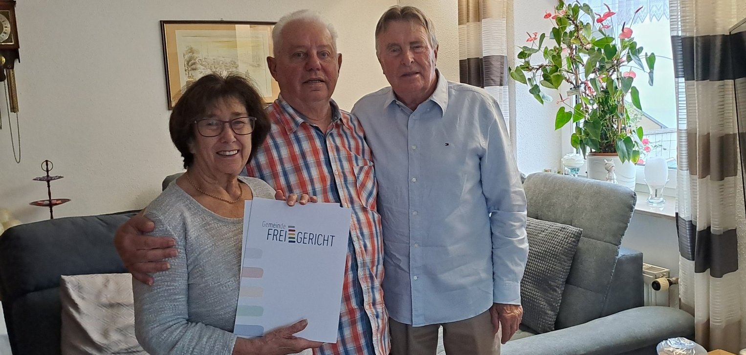 Jubelpaar Edeltraud und Edmund Seng mit Beigeordneten Günther Noll rechts im Bild.