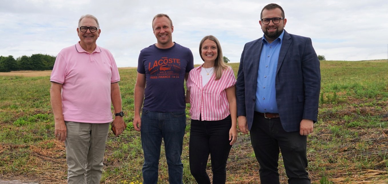 Freude angesichts des bevorstehenden Großprojekts: Das Ehepaar Alexander und Katharina Meurer beim Ortstermin am Schützenweg mit Bürgermeister Waldemar Gogel und dem Ersten Beigeordneten Heinz Höfler. 
