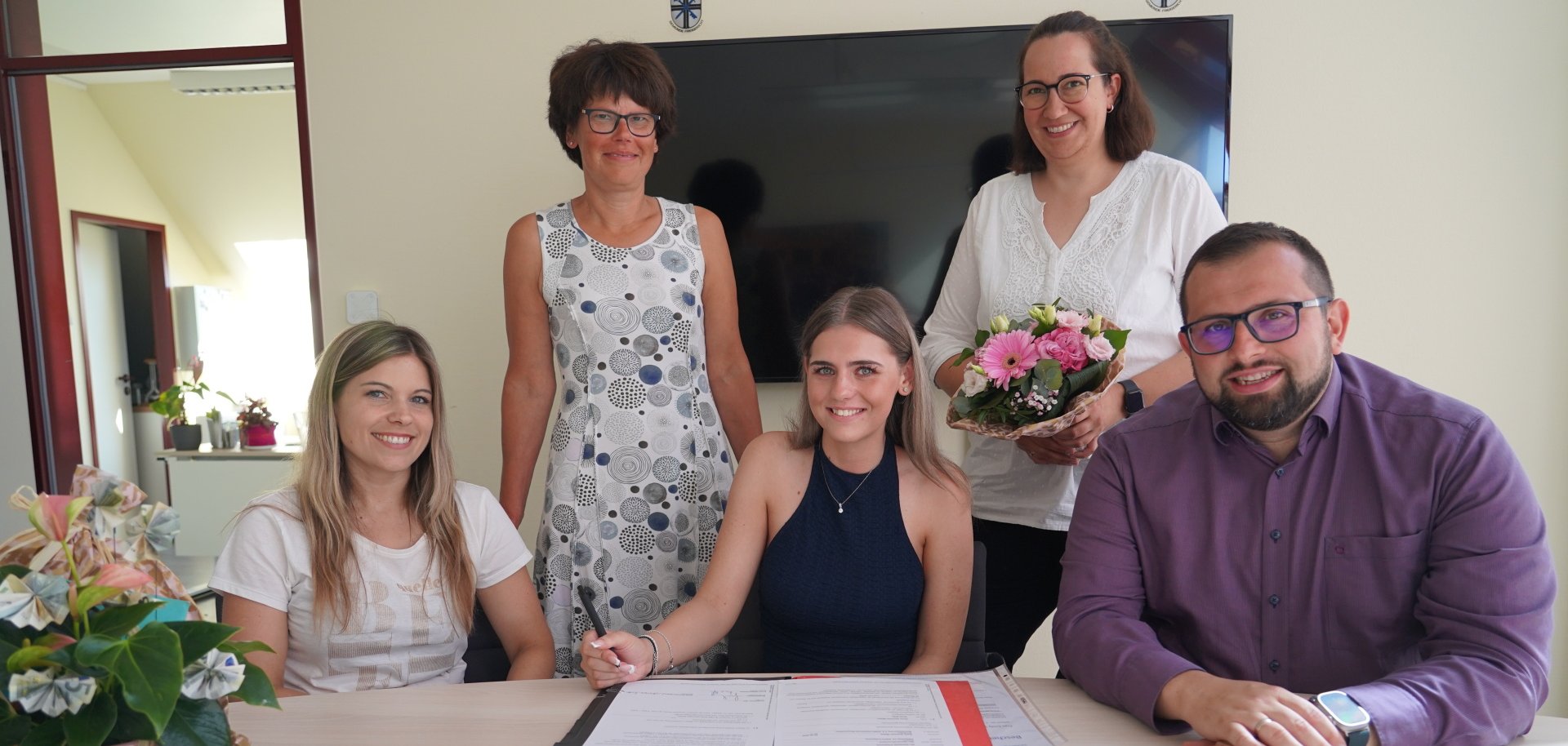 Glückwünsche zur Bestanden Prüfung für Emily Schreyer-Mieke von Bürgermeister Waldemar Gogel, Hauptamtsleiterin Diana Schöpf, Kämmerin Tina Ruzsicska und Personalleiterin Melanie Dauth