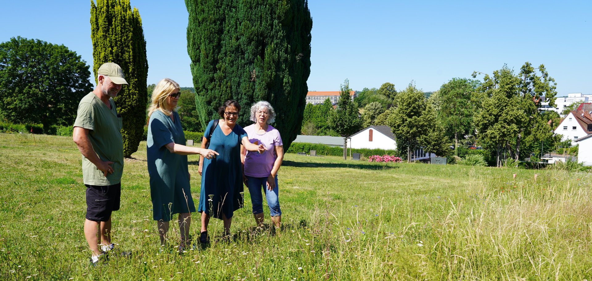 Die Blühbotschafter Dorothee Schilling, Elvira Höfler und Michael Kaufmann betrachten gemeinsam mit Barbara Schmitt aus dem Bauamt der Gemeinde Freigericht eine auf dem Friedhof Somborn angelegte Blühflache.
