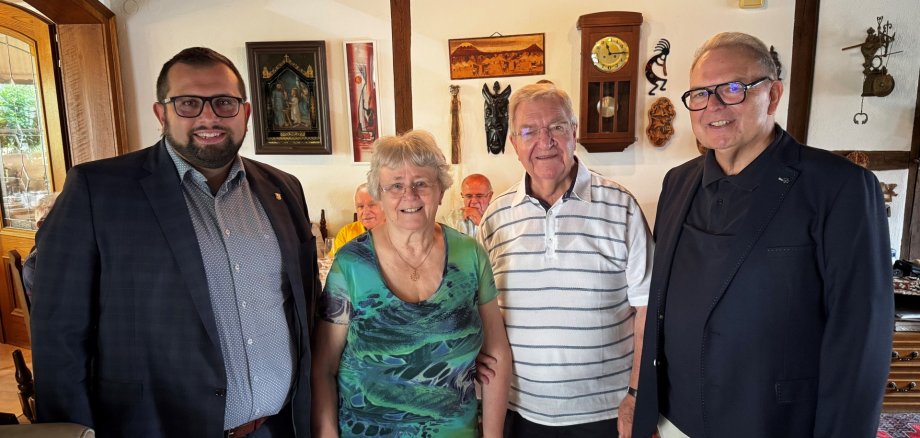 Bild von links nach rechts Bürgermeister Waldemar Gogel, Jubelpaar Marga und Dr Willi Müller sowie Erster Beigeordneter Heinrich Höfler