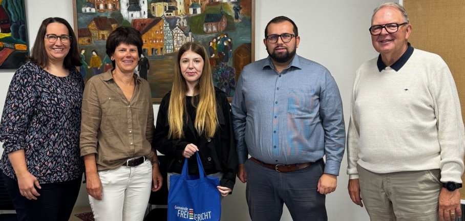 Das Rathausteam begrüßt die neue Auszubildende.