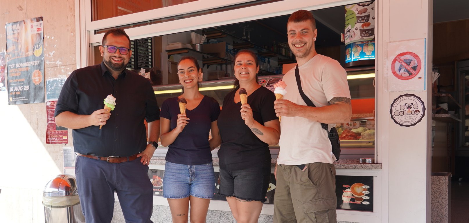 Freuen sich auf die Bürgermeistersprechstunde für Kinder und Jugendliche: Bürgermeister Waldemar Gogel, Jugendreferent Frederick John sowie das Team des Eiscafés Cortina.
