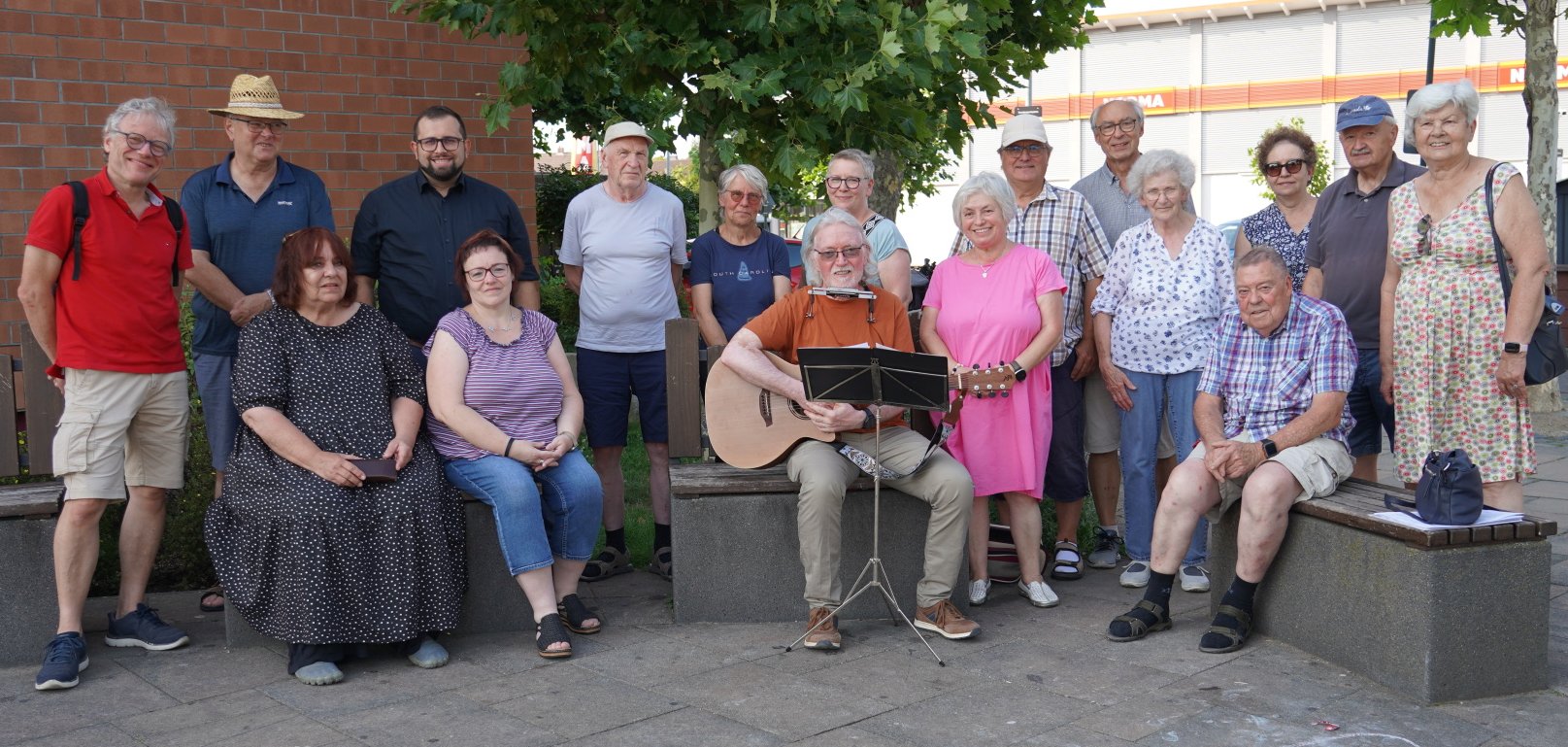 Die Ukraine-Mahnwache auf dem Freigerichter Rathausplatz fand am Dienstag zum 181. Mal statt.  