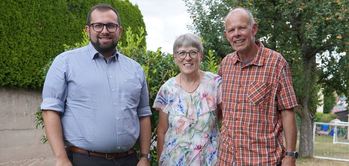 Bürgermeister Waldemar Gogel gratuliert Anette und Wolfgang Pretsch zur Goldenen Hochzeit.