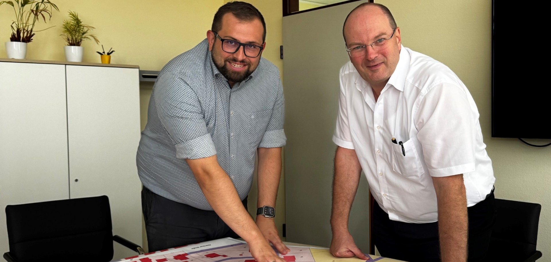 Bürgermeister Waldemar Gogel stellt IHK-Hauptgeschäftsführer Dr. Gunther Quidde die Pläne zum Gewerbegebiet Birkenhain II vor.