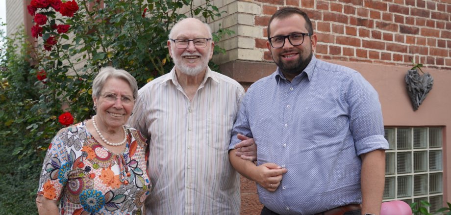 Bürgermeister Waldemar Gogel gratuliert Edeltrud und Josef Hanselmann zur Eisernen Hochzeit.