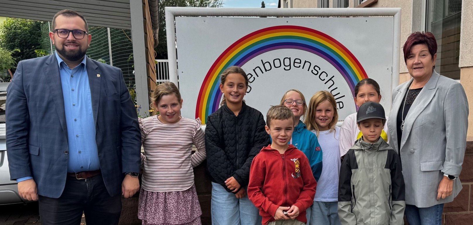Bürgermeister Waldemar Gogel mit der Schulleiterin der Regenbogenschule, Sylvia Schmidt, sowie Schülern der Bernbacher Grundschule. 