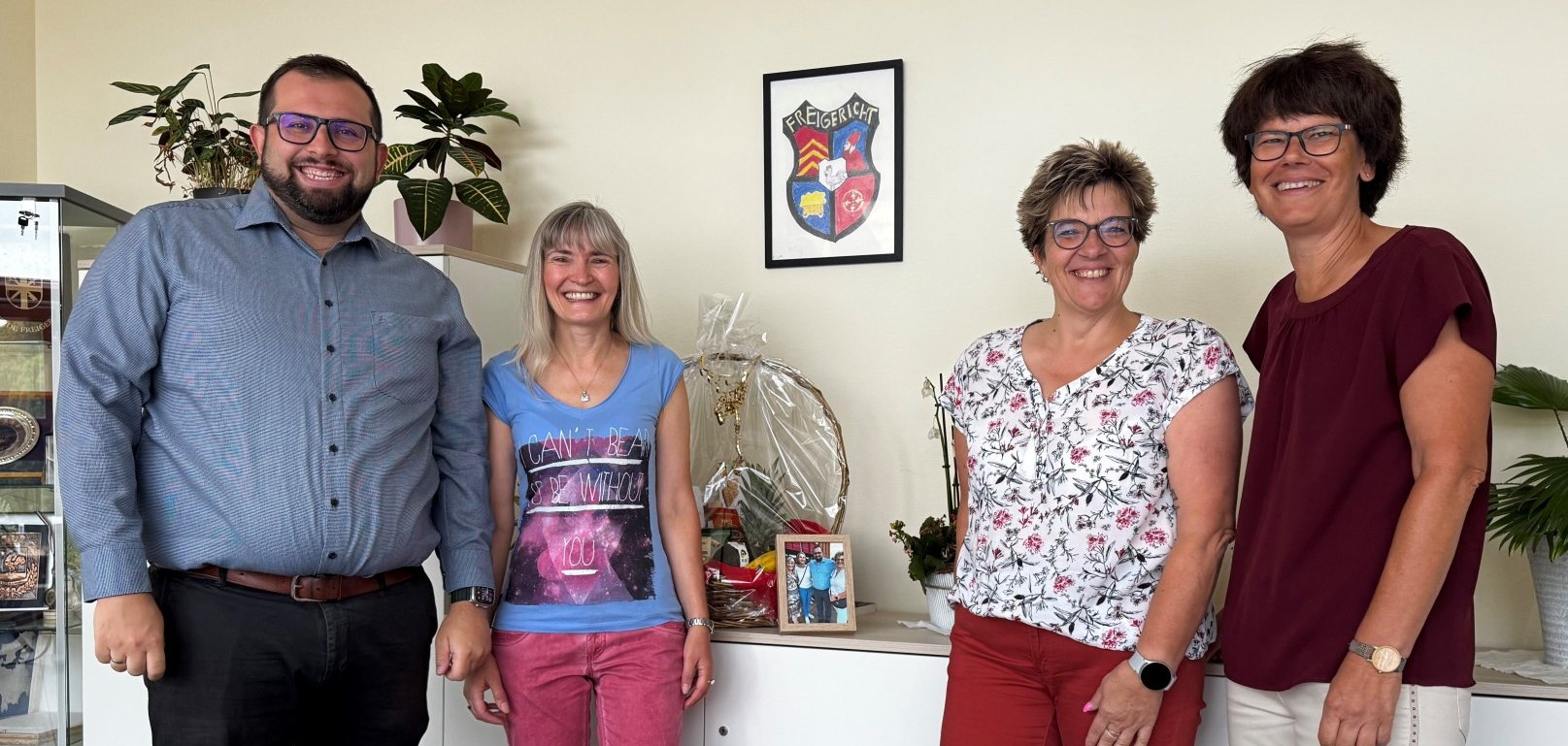 Claudia Schmitz-Görnert (zweite von links) nimmt die Glückwünsche anlässlich ihres Dienststellenjubiläums von Bürgermeister Waldemar Gogel, Hauptamtsleiterin Diana Schöpf (rechts) und Kollegin Alexandra Becker entgegen.