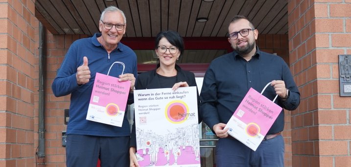 Bürgermeister Waldemar Gogel, Burkhard Benzing, Inhaber des Kaufhauses Benzing in Neuses und Heike Weber, Leiterin Bürgerbüros, freuen sich über einen gelungenen Auftakt der Aktion „Heimat shoppen“. 