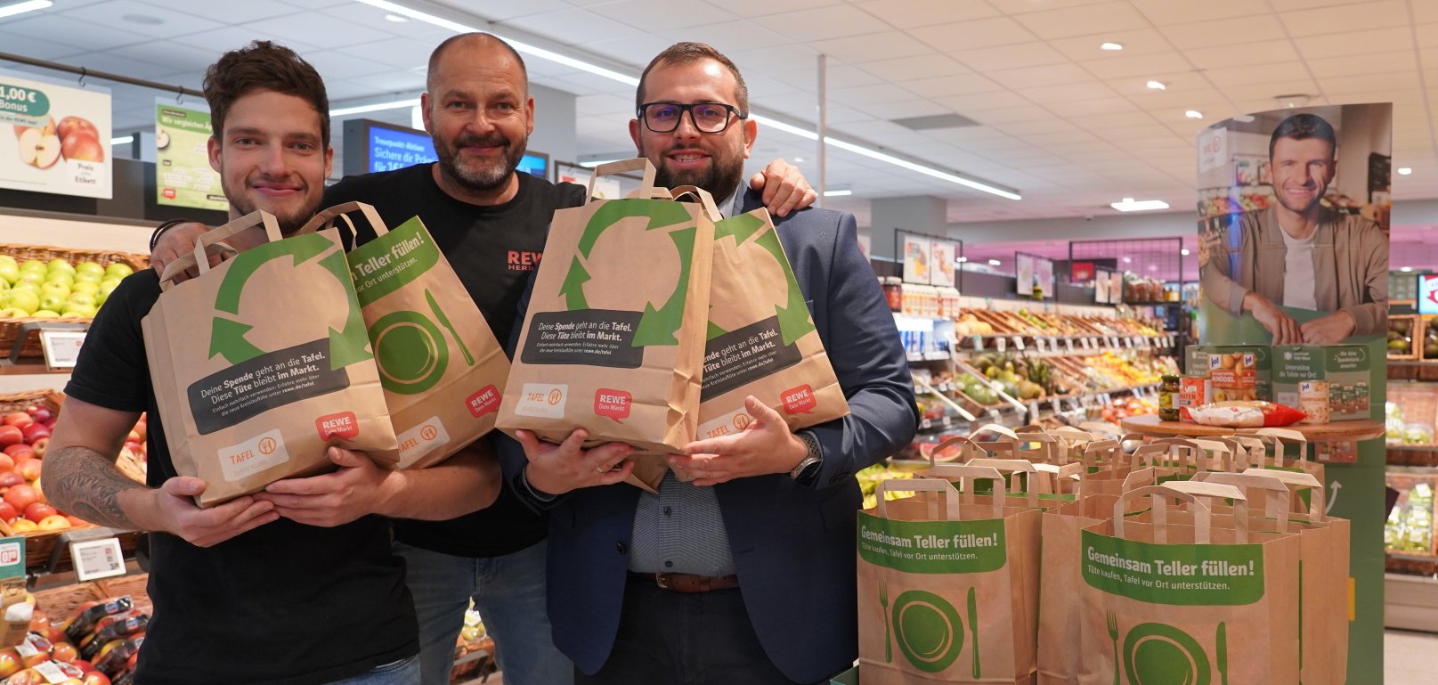Bürgermeister Waldemar Gogel unterstützt die Aktion des Rewe-Markts Herröder – auf dem Foto vertreten durch Inhaber Jürgen Herröder und Sohn Julian - in Somborn zugunsten der Tafel. 