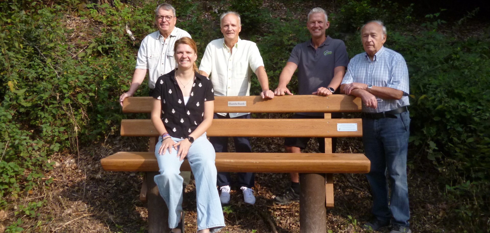 Freuen sich über die neue Bank (von links): Markus Betz, Horst Müller, Michael Kaufmann und Oskar Ludwig. Annika Ludwig sitzt schon einmal Probe. 